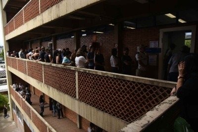Votação no Prédio 14, na Puc Minas, Coração Eucarístico. -  (crédito: Gladyston Rodrigue/EM/D.A Ress)