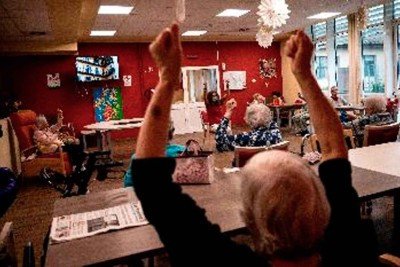 Hoje em dia, muitos idosos se exercitam e têm uma rotina cheia de atividades sociais e confraternizações -  (crédito: Marco Bertorello/ AFP)