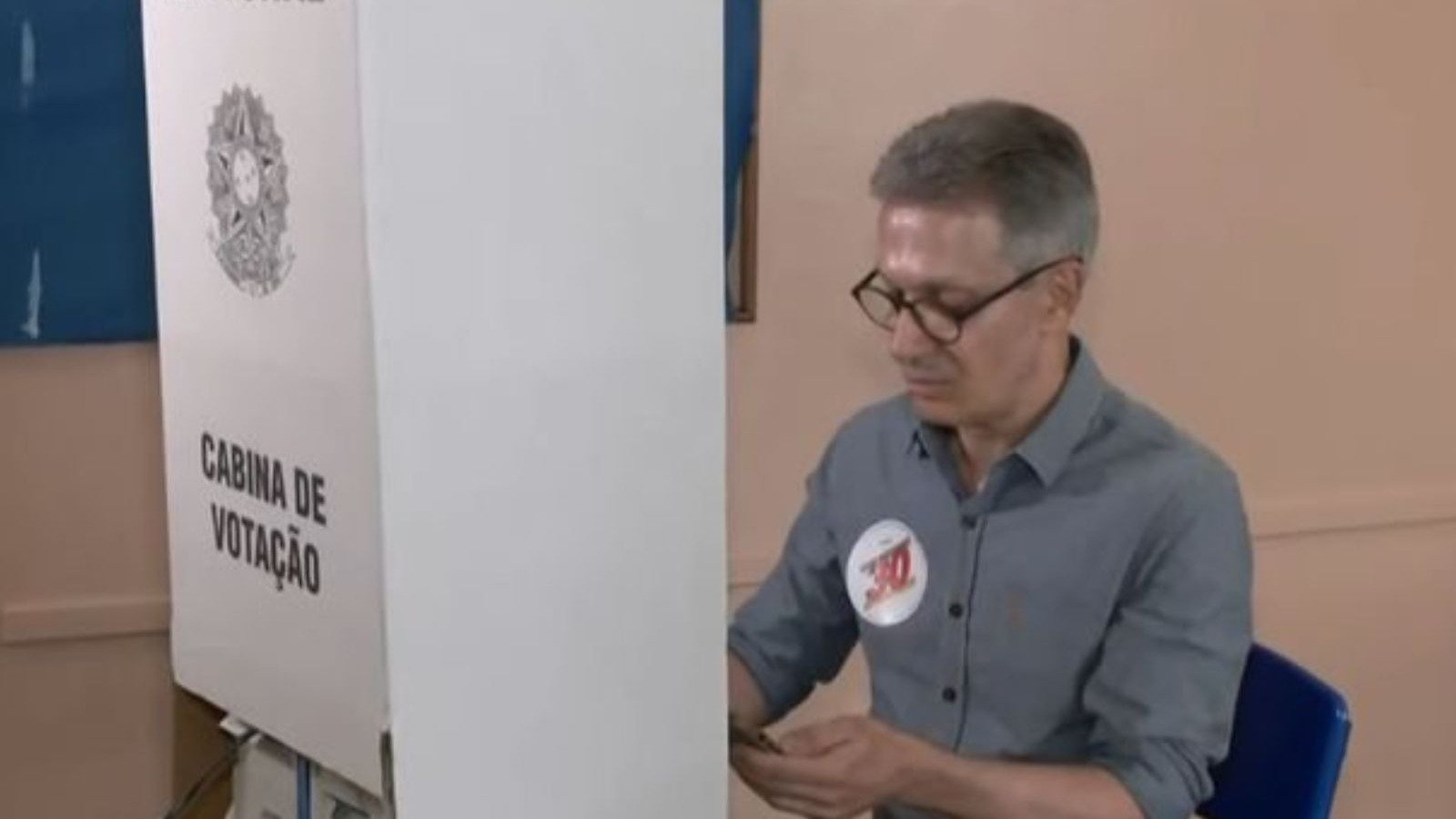 Romeu Zema é flagrado com celular na cabine de votação