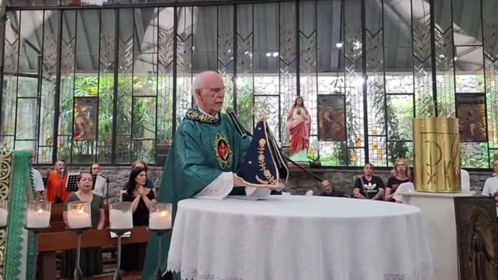 Padre celebra missa com imagem de Nossa Senhora Aparecida  -  (crédito: R&aacute;dio Madalena / YouTube)