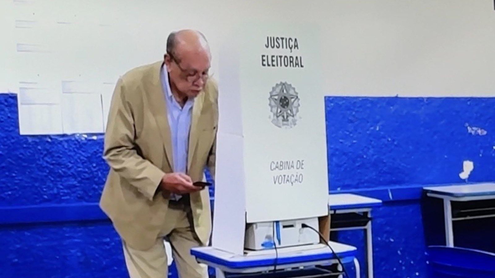 Ministro Gilmar Mendes em cabine de vota&ccedil;&atilde;o com objeto suspeito, levantando debate sobre as regras eleitorais -  (crédito: GloboNews)