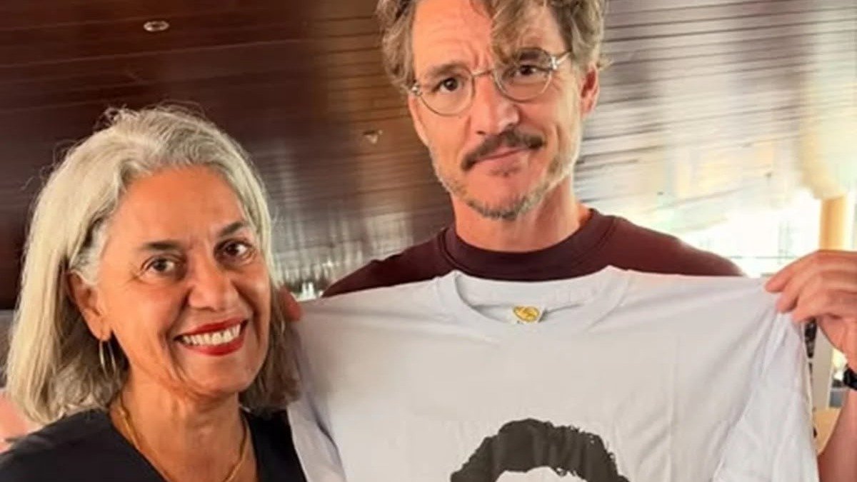 Pedro Pascal exibe camiseta com o rosto de Lula ao lado de Tania Cypriano, imagem que viralizou como apoio nas elei&ccedil;&otilde;es brasileiras -  (crédito: @backlands - Instagram)