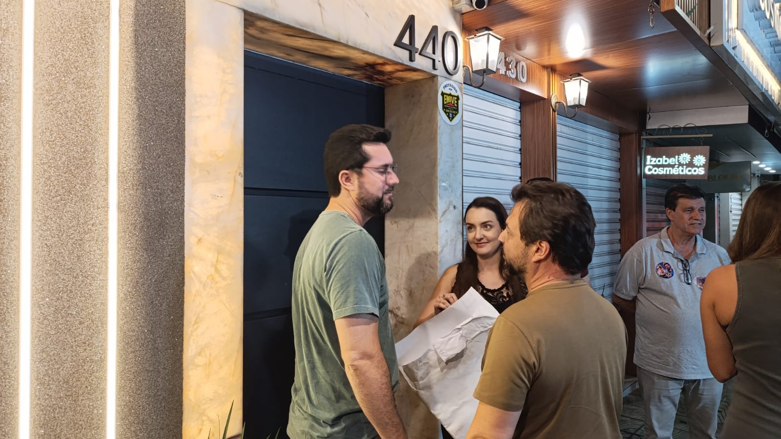 Falcão, candidato a vice, chega a Divinópolis para acompanhar a apuração dos votos e ressalta a importância de respeitar a decisão popular - (crédito: Alexandre Guzanshe/EM/DA Press)
