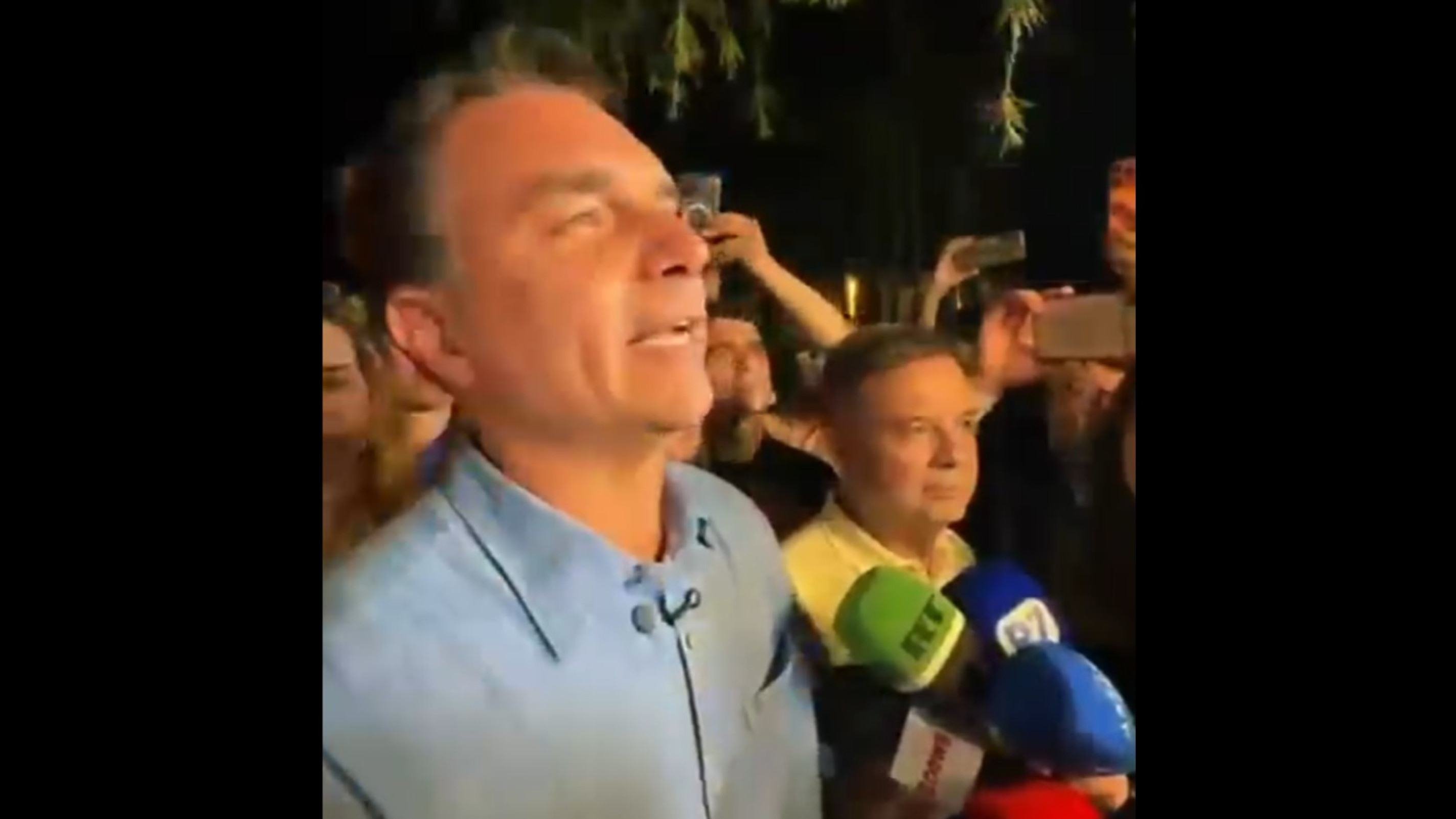 Flávio Bolsonaro promete "resgatar a democracia" se for eleito presidente