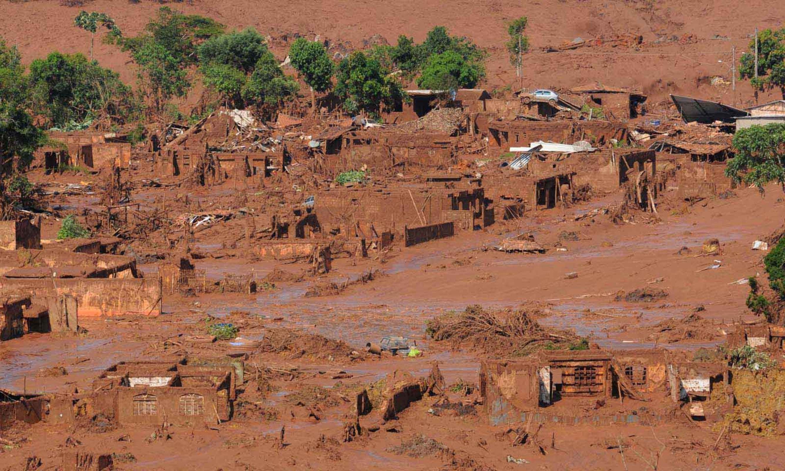No meio da lama: quase 11 anos depois que a onda de rejeitos varreu o povoado de Bento Rodrigues, em Mariana, antes de degradar toda a bacia do rio doce at&eacute; o litoral do esp&iacute;rito santo, atingidos ainda assistem a batalhas judiciais e esperam direito a repara&ccedil;&atilde;o integral