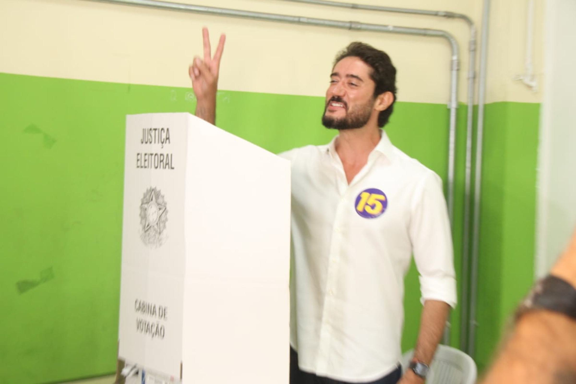 Candidato ao Governo de Minas Gabriel Azevedo votou nesta manh&atilde; em BH