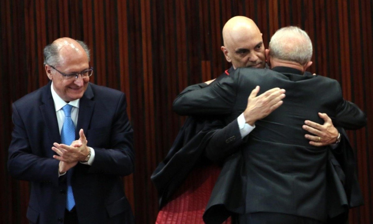 Nada grudou em Flávio porque a crise no STF grudou em Lula - (crédito: Foto: Fabio Rodrigues-Pozzebom/Agência Brasil)