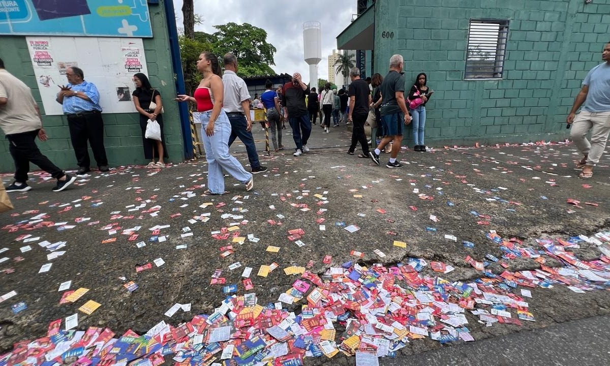 Milhões de santinhos eleitorais foram distribuídos e acabaram descartados, como em Belo Horizonte, em dia de eleições que registrou abstenção recorde - (crédito: Edésio Ferreira/EM/D.A.PRESS)
