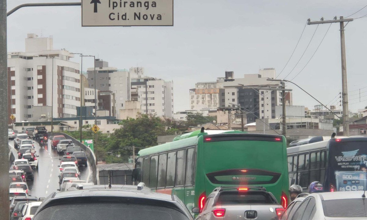 O trânsito nos principais corredores da capital mineira estão engarrafados desde as 6h - (crédito: Jair Amaral/EM/D.A Press)