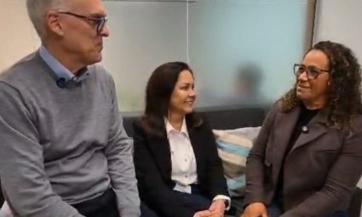 Alexandre Saltz, procurador-geral de Justi&ccedil;a do Rio Grande do Sul, com D. Cleci Fagundes, a primeira beneficiada com o projeto 