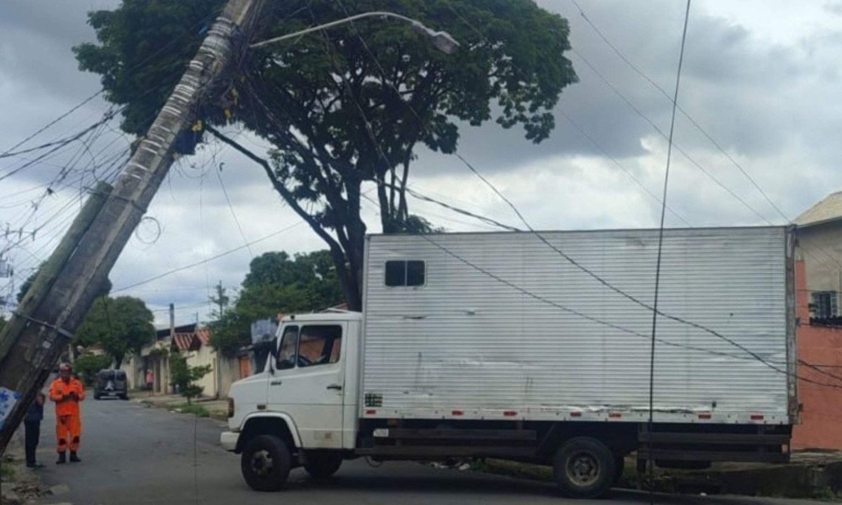 Fiação de energia caiu sobre caminhão. Três pessoas precisaram de socorro para sair do veículo - (crédito: CBMMG / Divulgação )