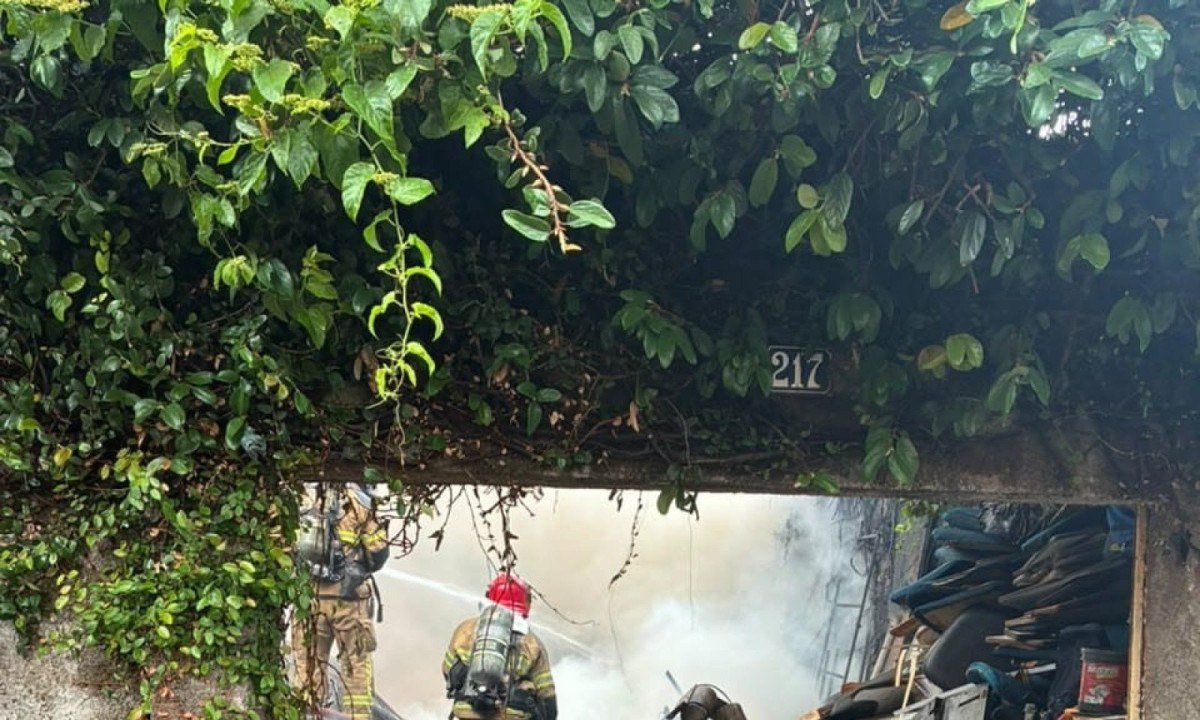 Inc&ecirc;ndio atinge dep&oacute;sito de materiais recicl&aacute;veis 