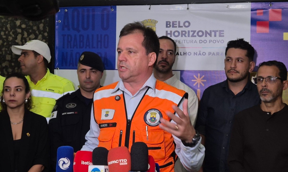 Elnice Menezes, subsecretário de Proteção e Defesa Civil orienta população; - (crédito: Jair Amaral/EM)