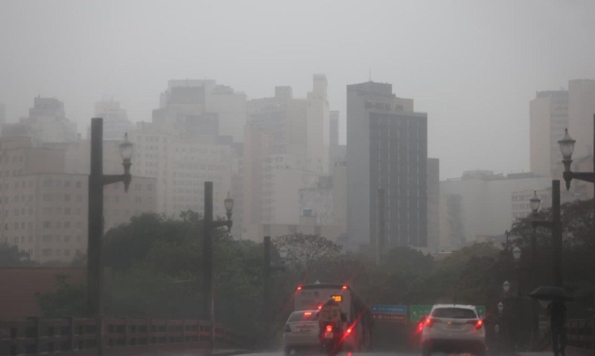 A Defesa Civil emitiu um alerta de inundação na Av. Francisco Sá, na região Oeste de Belo Horizonte - (crédito: Marcos Vieira/EM)