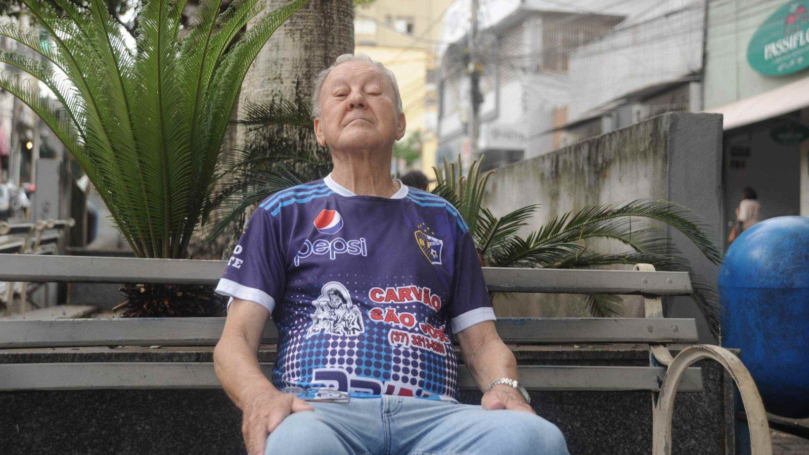  Geraldo Rodrigues Nunes olha para a c&acirc;mera, sentado em banco de pra&ccedil;a da cidade de Divin&oacute;polis. Ele fala sobre Cleitinho, governador eleito de Minas