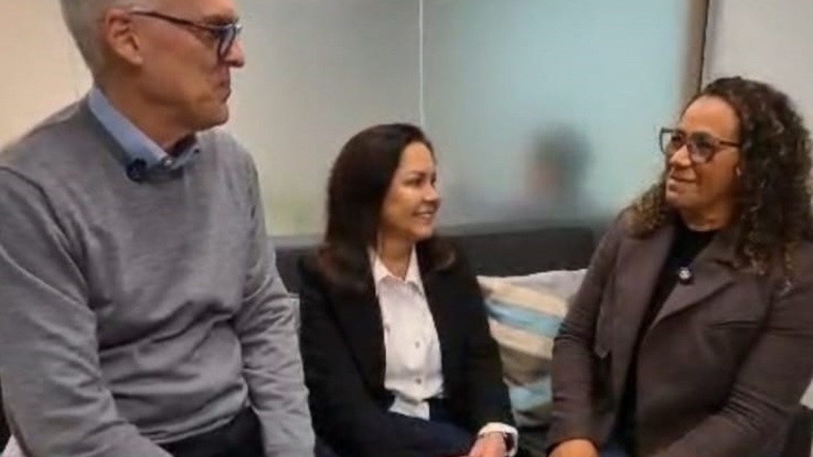 Alexandre Saltz, procurador-geral de Justi&ccedil;a do Rio Grande do Sul, com D. Cleci Fagundes, a primeira beneficiada com o projeto 