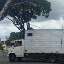BH: poste de energia tomba sobre caminhão e três pessoas ficam presas - CBMMG / Divulgação 