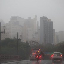 Defesa Civil emite alerta para risco de inundação na Av. Francisco Sá  - Marcos Vieira/EM