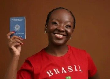 Uma jovem mulher negra chegando a Brasília não pela porta dos fundos, não pedindo licença: chegando carregada por centenas de milhares de votos -  (crédito: Redes Sociais/Divulgação)