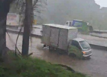 Alagamento bloqueia passagem de motociclistas e deixa caminh&atilde;o e carro atolados em BH -  (crédito: Reprodu&ccedil;&atilde;o/Redes Sociais)