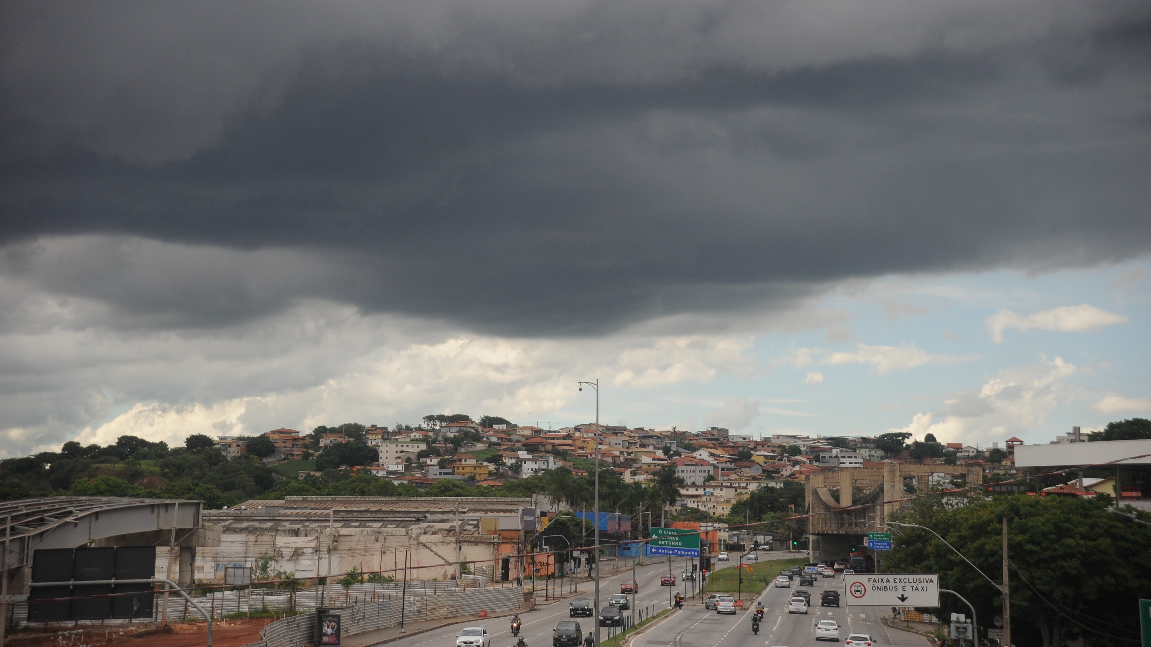 O c&eacute;u carregado sobre Belo Horizonte acompanha o cen&aacute;rio de forte chuva na capital, que j&aacute; superou 80% da m&eacute;dia em algumas regi&otilde;es -  (crédito: Alexandre Guzanshe/EM/D.A Press)