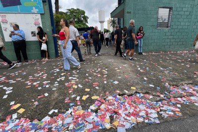 Milh&otilde;es de santinhos eleitorais foram distribu&iacute;dos e acabaram descartados, como em Belo Horizonte, em dia de elei&ccedil;&otilde;es que registrou absten&ccedil;&atilde;o recorde -  (crédito: Ed&eacute;sio Ferreira/EM/D.A.PRESS)