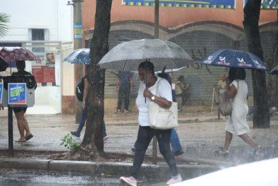 O informe de chuvas intensas, raios e risco alto de enxurradas e alagamentos foi emitido em conjunto com um alerta sonoro  -  (crédito: Marcos Vieira/EM/D.A. Press )