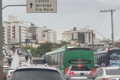 O trânsito nos principais corredores da capital mineira estão engarrafados desde as 6h -  (crédito: Jair Amaral/EM/D.A Press)