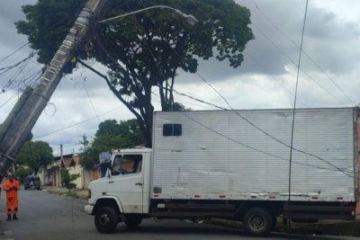 Fiação de energia caiu sobre caminhão. Três pessoas precisaram de socorro para sair do veículo -  (crédito: CBMMG / Divulgação )