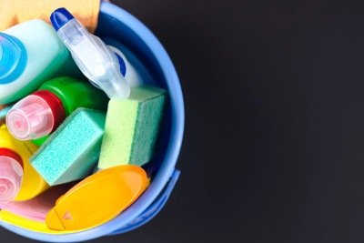 No uso doméstico, dificilmente os produtos de limpeza vendidos em supermercados vão causar problemas à saúde, desde que manuseados corretamente -  (crédito: Magnific)