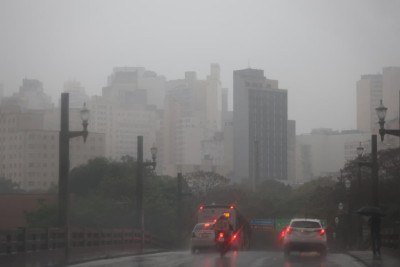 A Defesa Civil emitiu um alerta de inundação na Av. Francisco Sá, na região Oeste de Belo Horizonte -  (crédito: Marcos Vieira/EM)