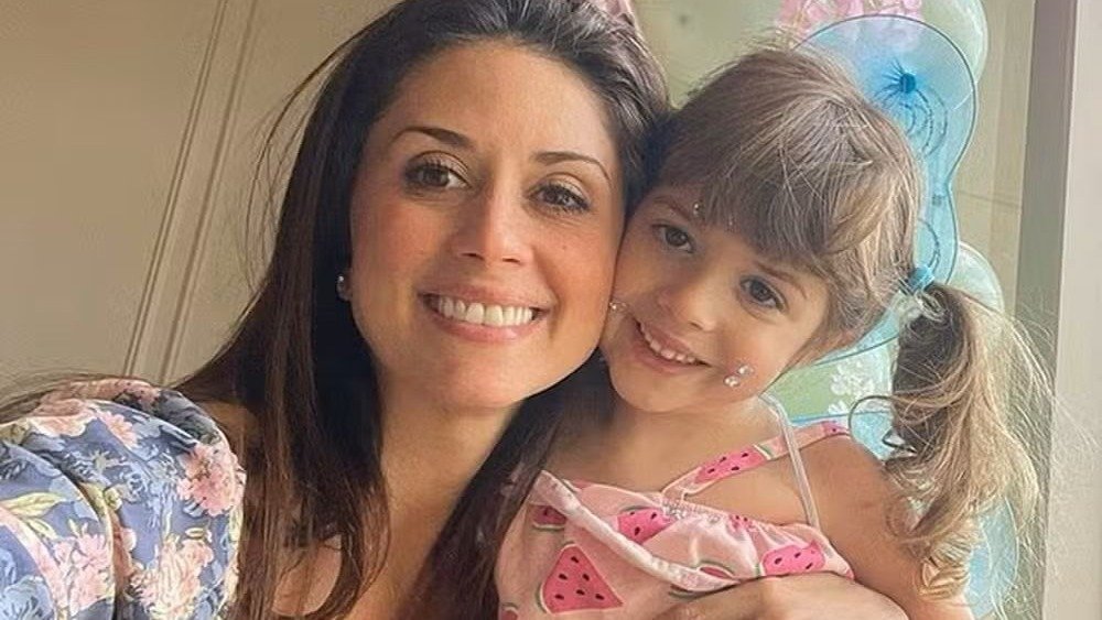 Cibelle Savella e a filha Vivian, morta em Houston ap&oacute;s a m&atilde;e perder a guarda em disputa judicial, em registro de carinho -  (crédito:  Reprodu&ccedil;&atilde;o: Facebook)