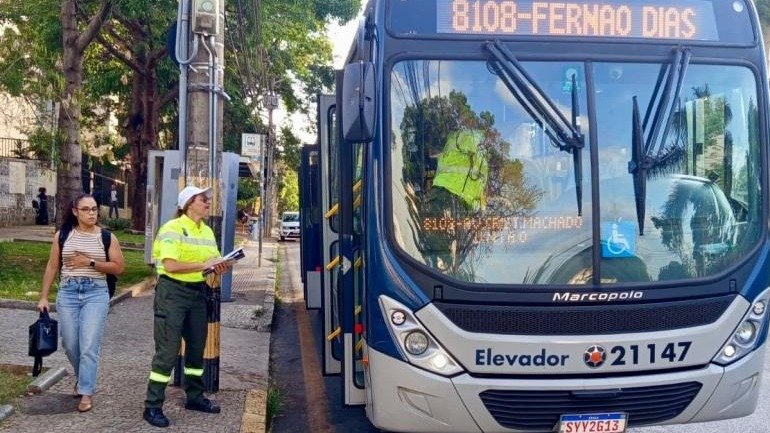 Fiscal da Sumob inspeciona &ocirc;nibus em Belo Horizonte, parte da Opera&ccedil;&atilde;o Brisa Fresca para verificar o ar-condicionado. -  (crédito: Divulga&ccedil;&atilde;o/PBH)