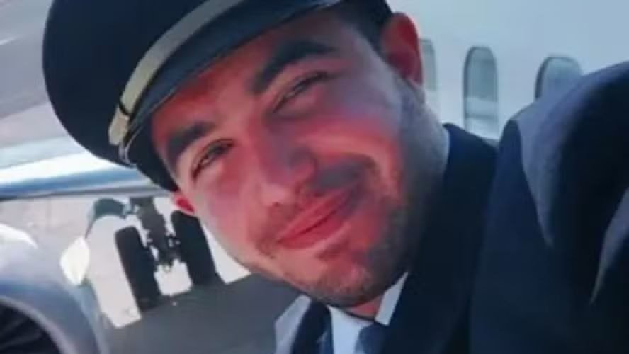 Hamam al-Hammami, o cidad&atilde;o de Om&atilde; acusado de tentar sequestrar avi&atilde;o da FlyDubai, em foto com uniforme de piloto -  (crédito: Reprodu&ccedil;&atilde;o / LinkedIn)