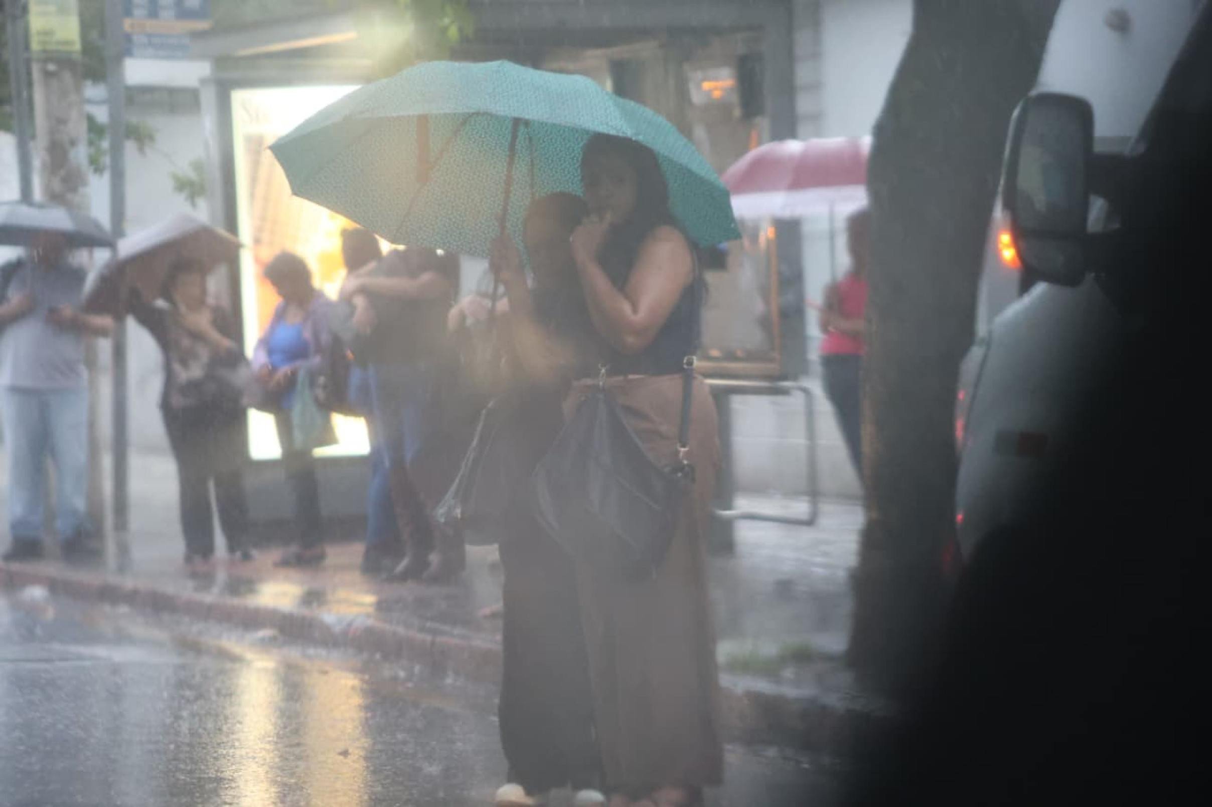 Belo Horizonte registra fortes chuvas na tarde desta segunda-feira (5/10) 