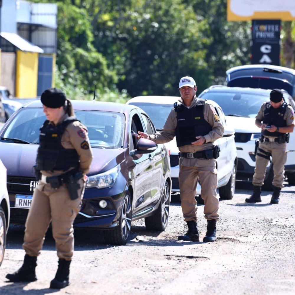 Mulher é presa após tentar atacar a própria mãe com faca
