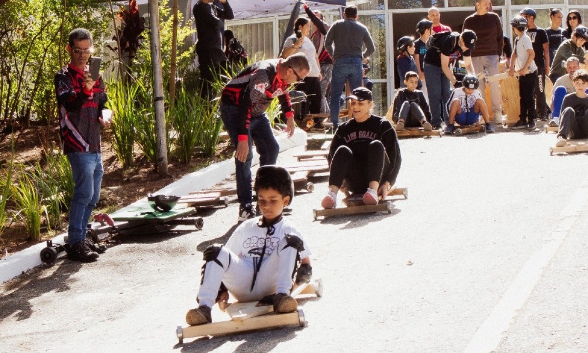 Crianças e adultos participam da atração de carrinho de rolimã no Parque do Palácio, parte da programação do Dia das Crianças - (crédito: Jessica Metz)