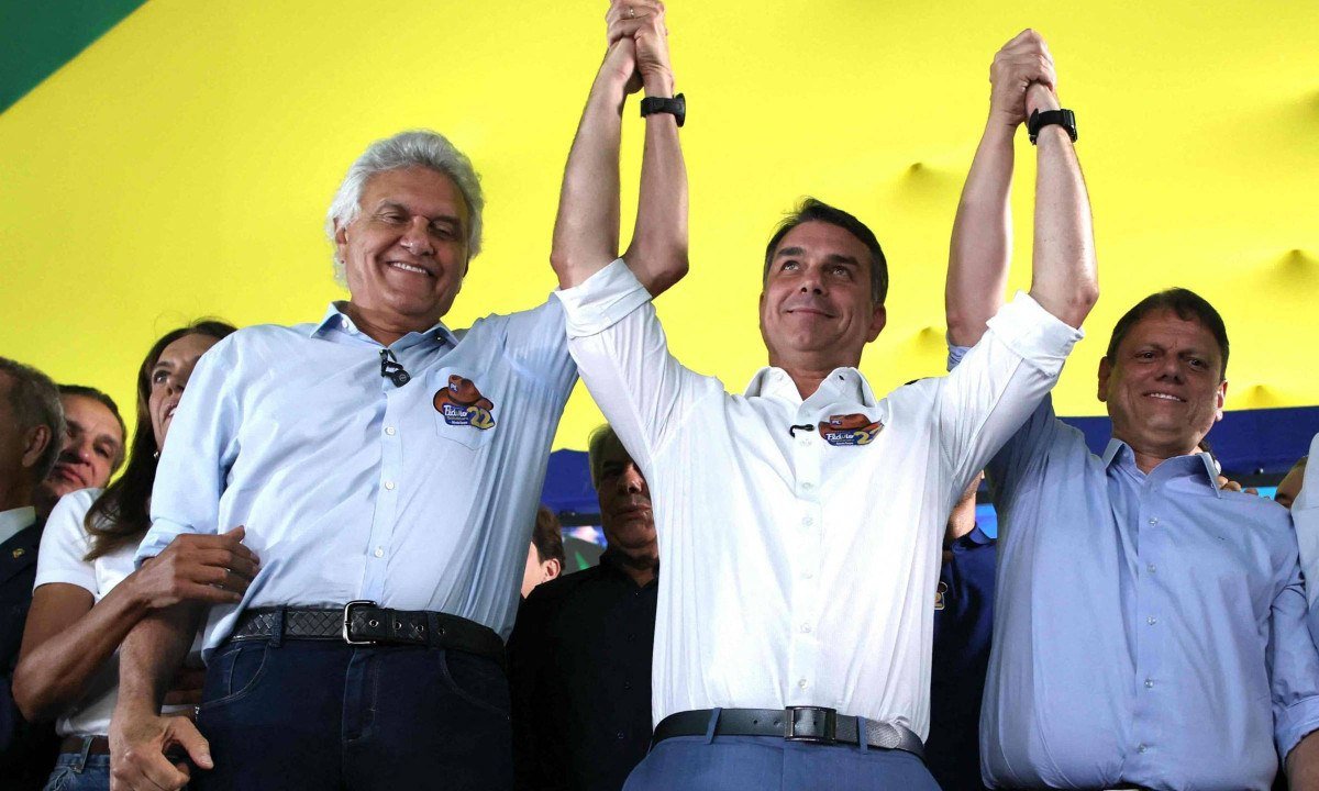 Em ato em Goiânia, Ronaldo Caiado declarou apoio a Flávio Bolsonaro no segundo turno - (crédito: Sergio LIMA / AFP)