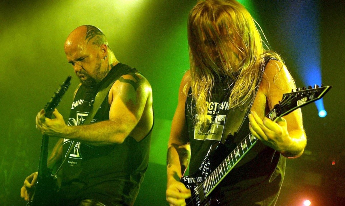 Kerry King e Jeff Hanneman criaram em 'Reign in blood' riffs e músicas que influenciaram gerações do metal - (crédito: FABRICE COFFRINI/AFP)