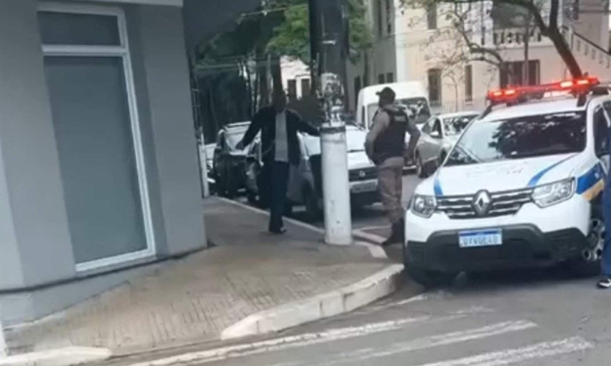 Os militares tentaram negociar com o homem, que insistiu em ficar no local a fim de falar com o gerente da agência - (crédito: Redes sociais/Reprodução)