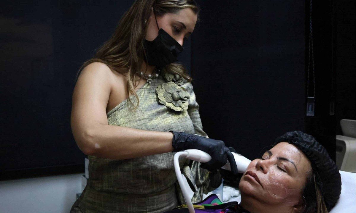 Márcia Ribeiro Mesquita em tratamento com Anne Correia: autocuidado é importante ao longo dos anos - (crédito: Arquivo Pessoal)