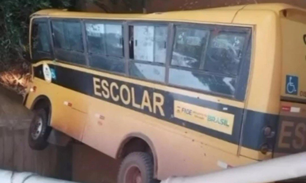 Ônibus escolar volta de ré, bate em ponte e cai em rio em Cipotânea - (crédito: Reprodução/Redes sociais)