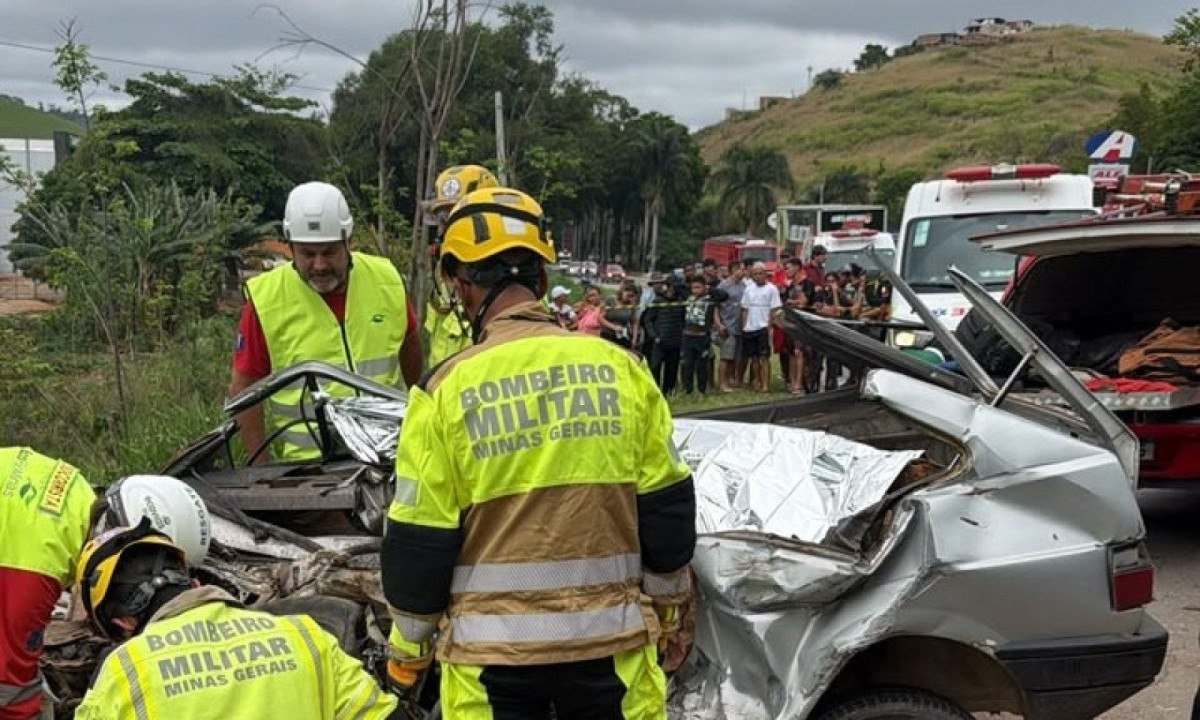 Acidente entre carro e carreta com vítima na BR-116; - (crédito: Corpo de Bombeiros )