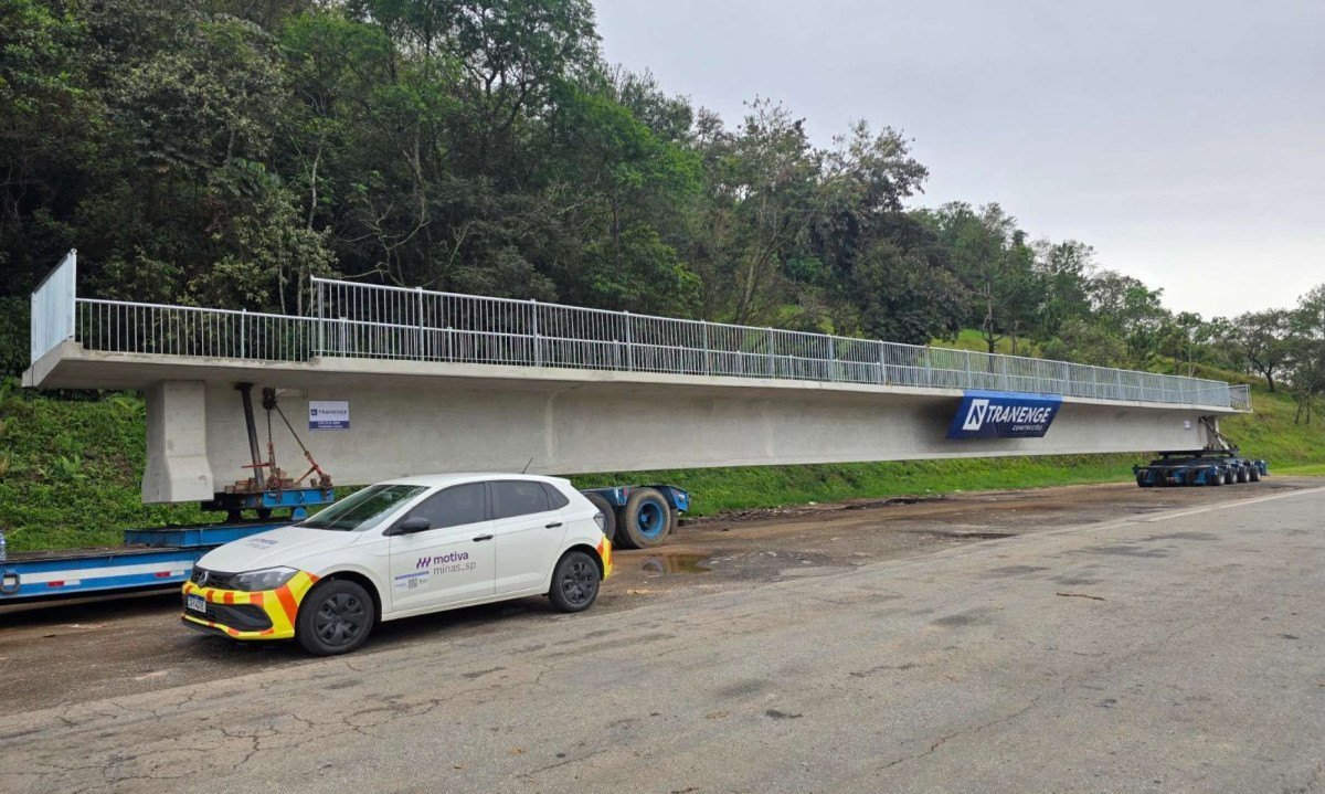 Passarela que caiu em agosto na Fernão Dias, em Vargem (SP), após ser atingida por um caminhão será içada novamente - (crédito: Reprodução/ Motiva Minas SP)