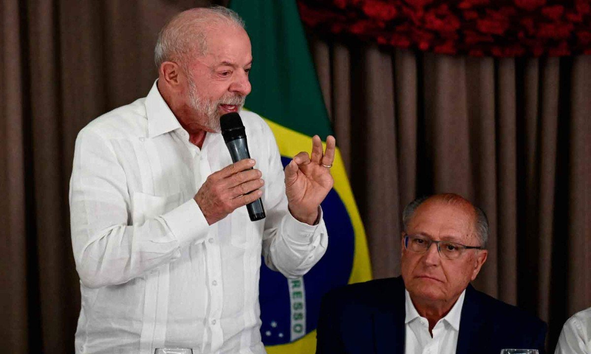 Flávio Bolsonaro e o presidente Lula representam diferentes projetos para o país no mundo - (crédito: Daniel Ramalho/AFP e Gladyston Rodrigues/EM/D.A Press)