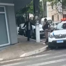 Vídeo: homem endividado é preso após se acorrentar à porta de banco em MG - Redes sociais/Reprodução