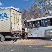 Micro-ônibus com pacientes bate em carreta e deixa dez feridos na BR-251 - Corpo de Bombeiros/Reprodução