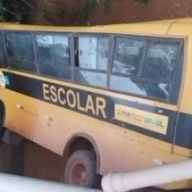 Vídeo: ônibus escolar volta de ré, bate em ponte e cai em rio - Reprodução/Redes sociais