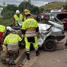 Jovem morre após invadir contramão e bater em carreta na BR-116 - Corpo de Bombeiros 