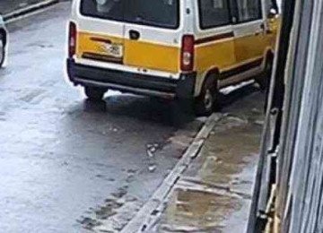 Van com 18 estudantes aquaplana, bate em poste e deixa feridos na capital mineira -  (crédito: Corpo de Bombeiros/Reprodução)